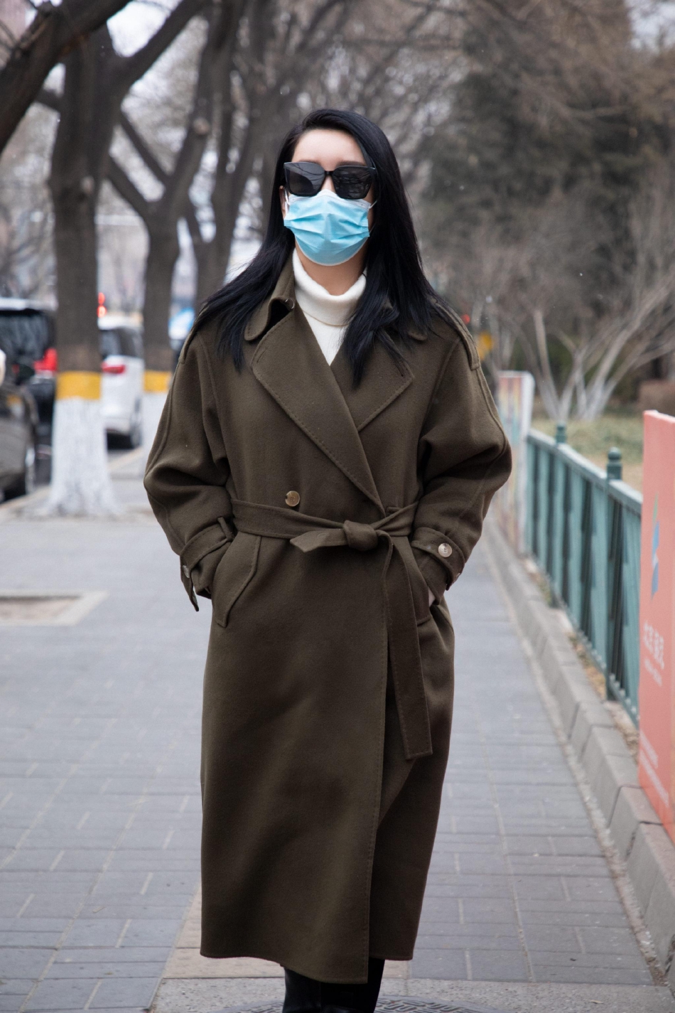 组图:秦海璐现身2022央视春晚首次联排 风衣搭配墨镜酷飒干练_3