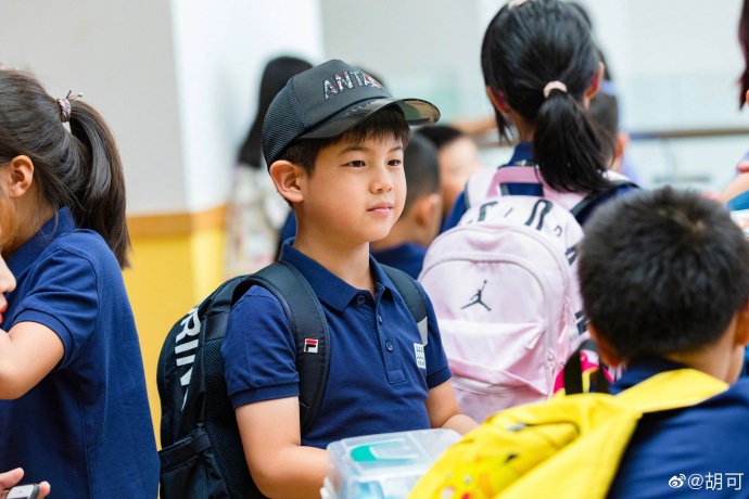 组图：安吉长大了！参加夏令营活力足 戴棒球帽阳光帅气上课认真