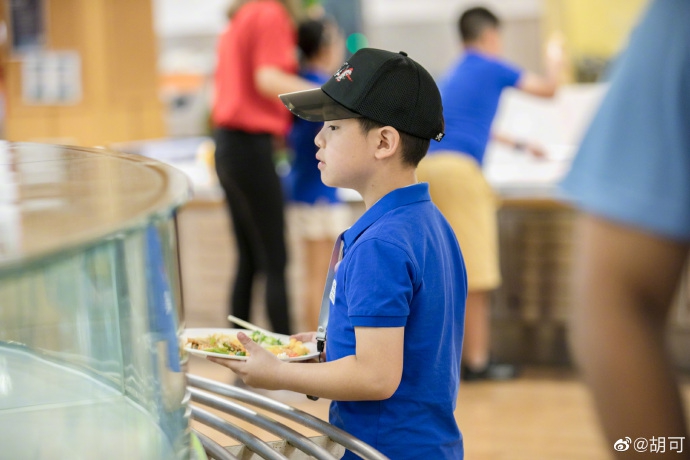 组图：安吉长大了！参加夏令营活力足 戴棒球帽阳光帅气上课认真