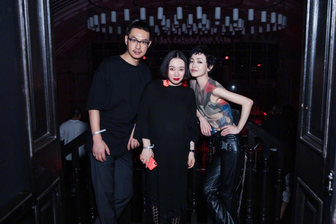 「奇趣网」郭采洁纱上衣配黑皮裤出镜 炫酷有型与范丞丞等人合影