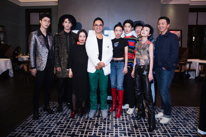 「奇趣网」郭采洁纱上衣配黑皮裤出镜 炫酷有型与范丞丞等人合影