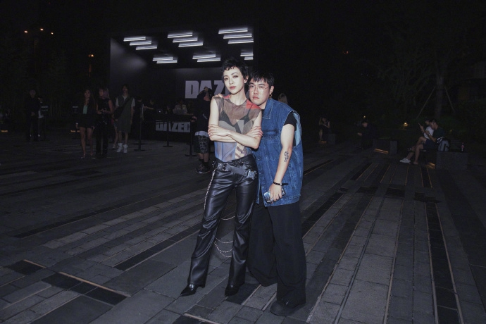 「奇趣网」郭采洁纱上衣配黑皮裤出镜 炫酷有型与范丞丞等人合影