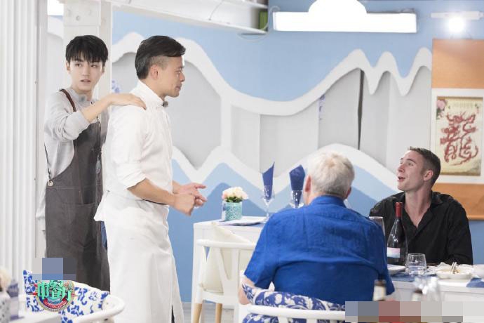 【奇趣网】感情深!中餐厅原老板晒与黄晓明王俊凯合照直言想念众人