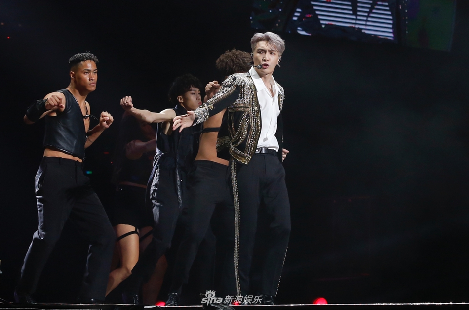 张艺兴北京演唱会举行 连轴唱跳活力满满