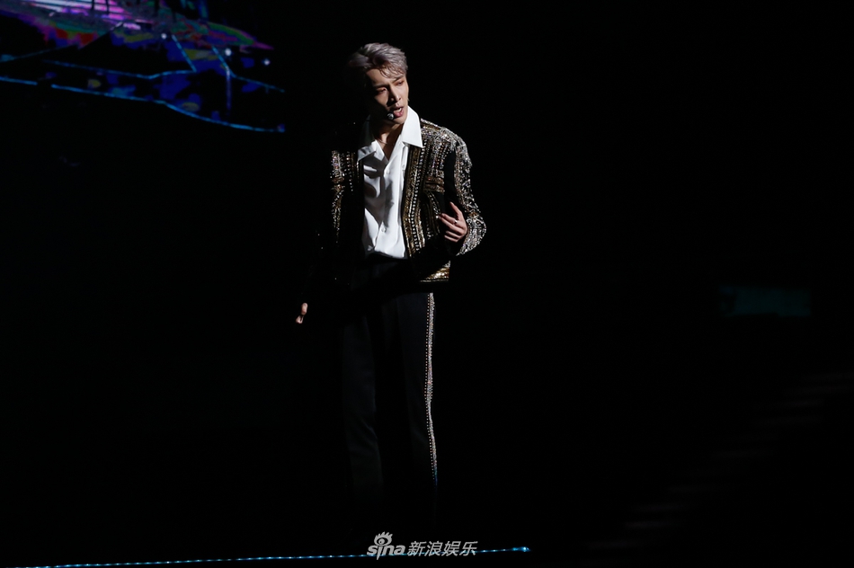 张艺兴北京演唱会举行 连轴唱跳活力满满