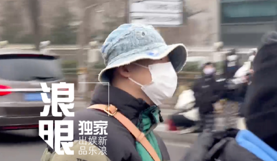 组图：2022央视春晚第一次联排 李宇春王源朱一龙等寒风中现身_40