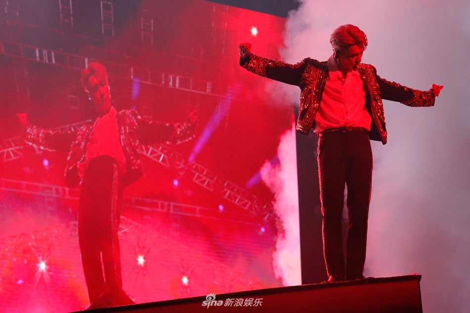 张艺兴北京演唱会举行 连轴唱跳活力满满