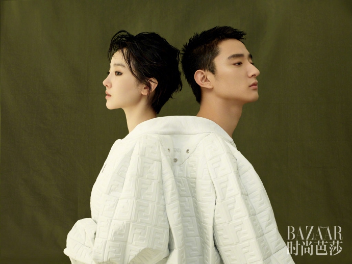 组图:于小彤陈小纭合体拍杂志 背靠背穿一件衣服似连体儿动作同步