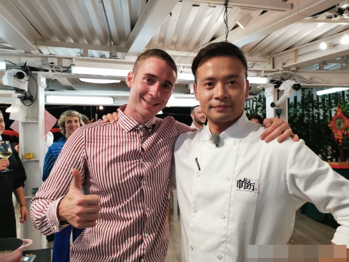 【奇趣网】感情深!中餐厅原老板晒与黄晓明王俊凯合照直言想念众人