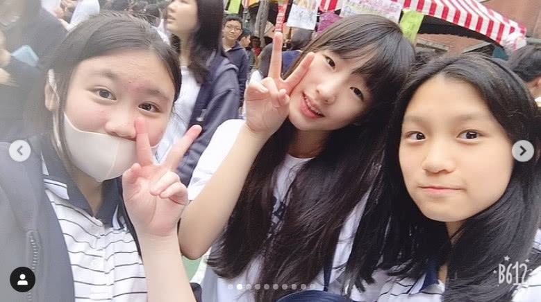 组图：小S三个女儿度假逛名店个个美翻天 7岁许老三长超高