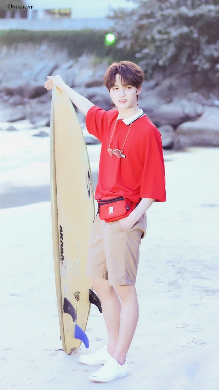 组图:朱正廷普吉岛拍广告 红T恤配金边眼镜海