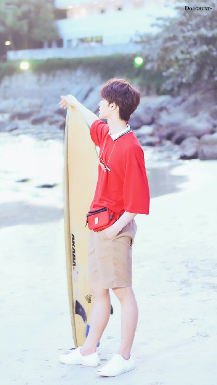 组图:朱正廷普吉岛拍广告 红T恤配金边眼镜海