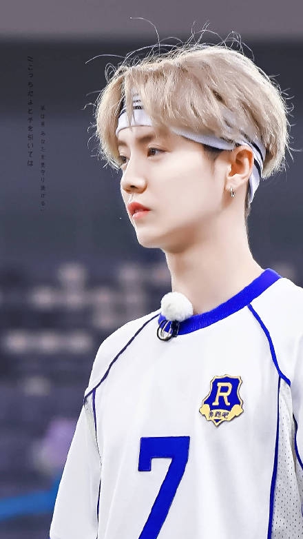 组图:鹿晗看见偶像菲戈超激动两眼放光 踢足球