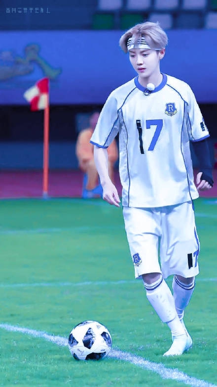 组图:鹿晗看见偶像菲戈超激动两眼放光 踢足球