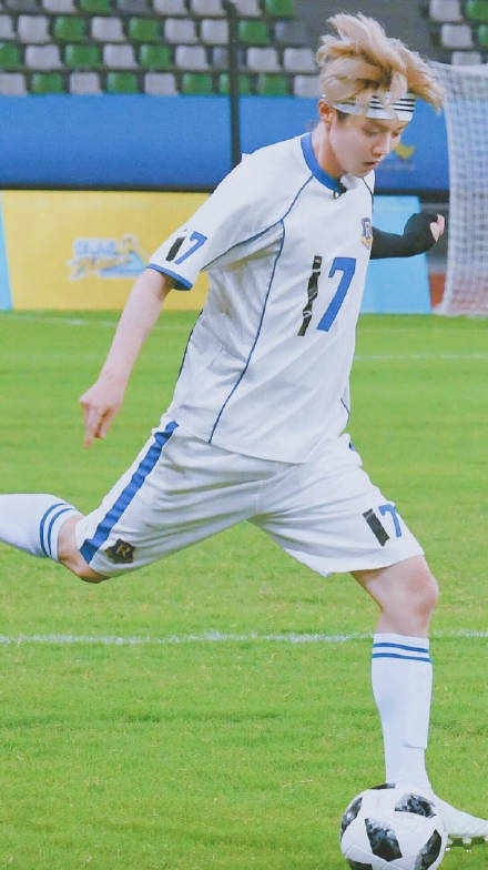 组图:鹿晗看见偶像菲戈超激动两眼放光 踢足球