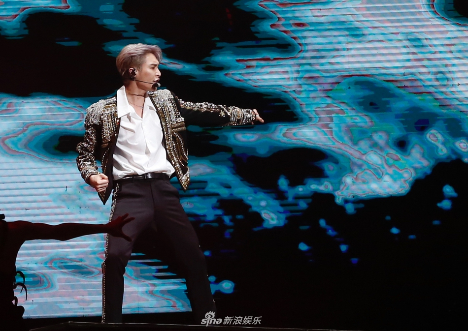 张艺兴北京演唱会举行 连轴唱跳活力满满