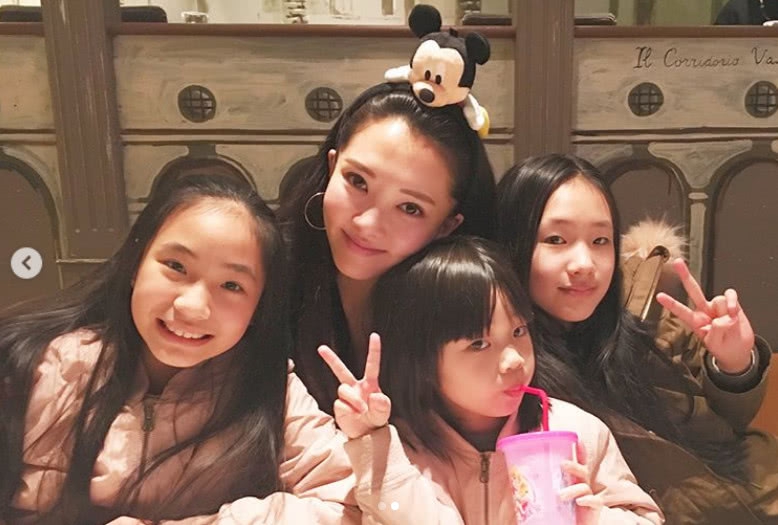 组图：小S三个女儿度假逛名店个个美翻天 7岁许老三长超高