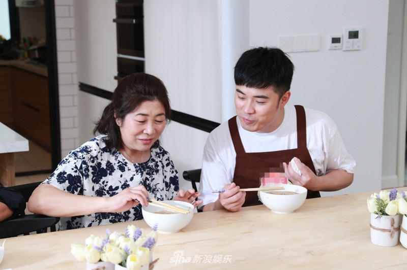 组图:陈赫为爱下厨认真做感恩菜肴 陪妈妈吃饭秒变乖巧赫