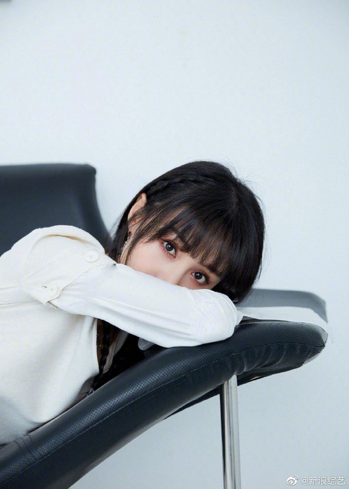 [奇趣网]郑爽穿白裙COS太阳女神 齐刘海双手托脸优雅甜美