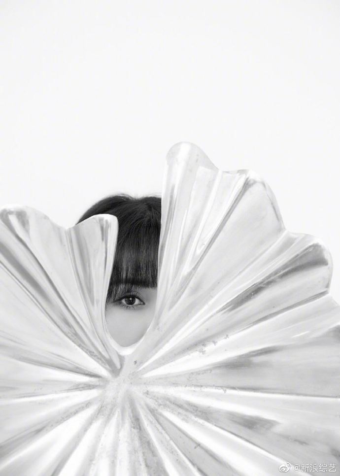 [奇趣网]郑爽穿白裙COS太阳女神 齐刘海双手托脸优雅甜美