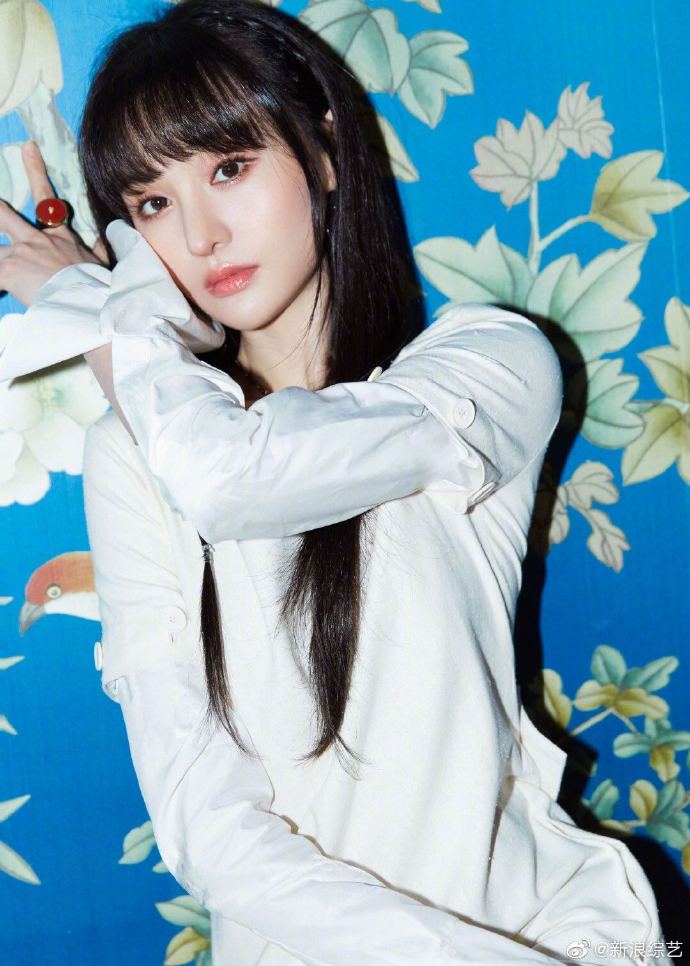 [奇趣网]郑爽穿白裙COS太阳女神 齐刘海双手托脸优雅甜美