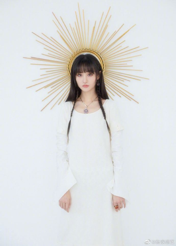 [奇趣网]郑爽穿白裙COS太阳女神 齐刘海双手托脸优雅甜美