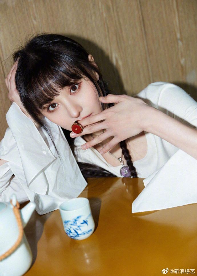 [奇趣网]郑爽穿白裙COS太阳女神 齐刘海双手托脸优雅甜美