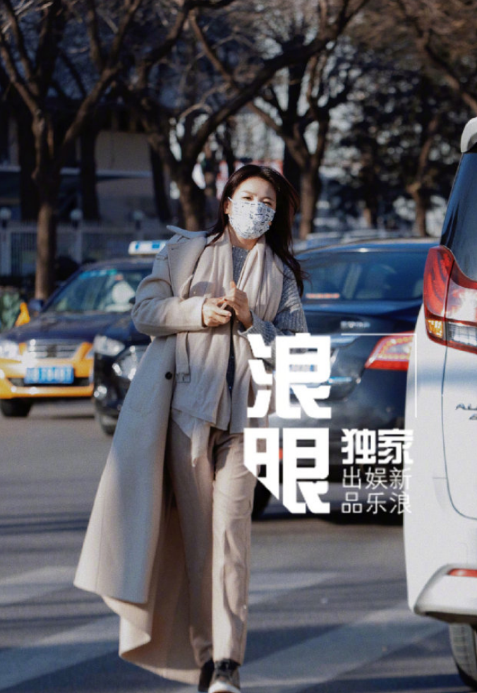 组图:刘涛现身2022央视春晚第四次联排 身穿卡其色大衣温柔随性_1