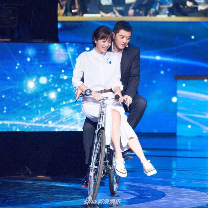 组图:李亚鹏捧玫瑰花助阵徐静蕾 两人重现《将