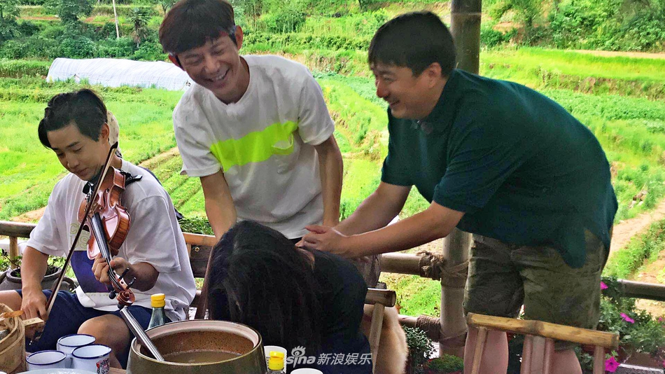 组图:小浪记者享受一条蛇服务 黄磊捶背何炅