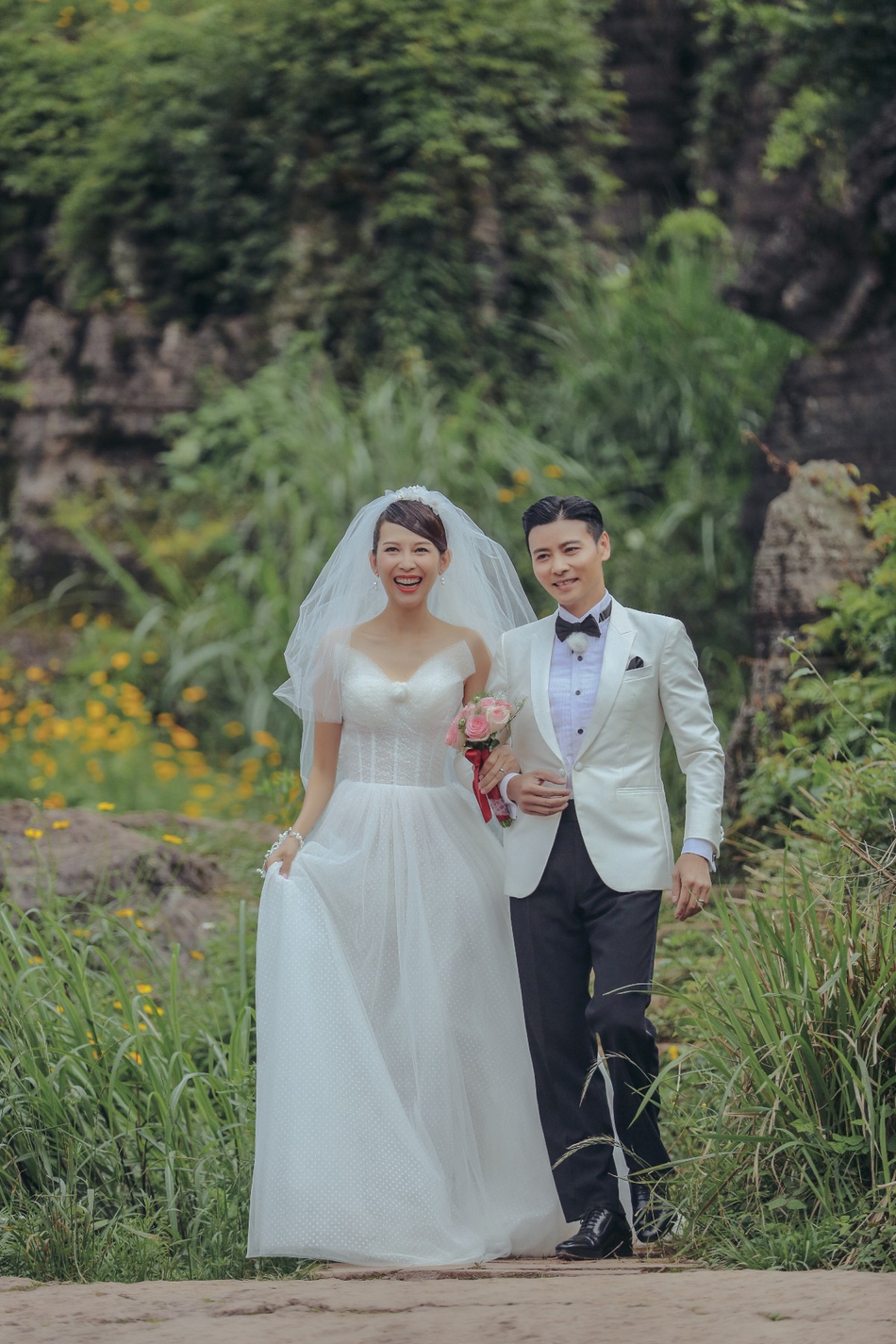 西服婚纱图片_浅蓝色男女婚纱西服