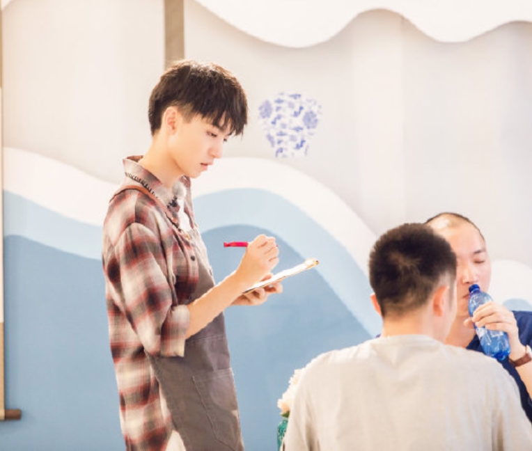 王俊凯的妈妈是做什么工作的 86da-iaxiufp3892441.png