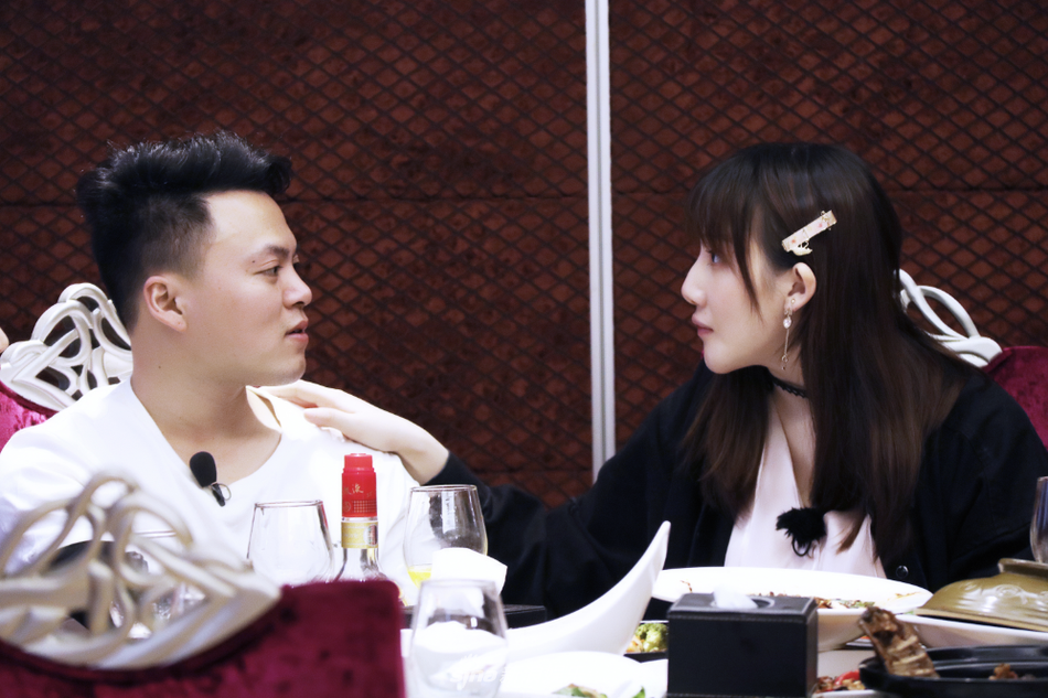 组图：马剑越张杰夫妇婚宴照曝光 敬茶父母收红包幸福甜蜜