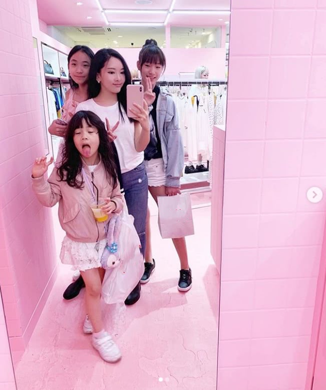 组图：小S三个女儿度假逛名店个个美翻天 7岁许老三长超高
