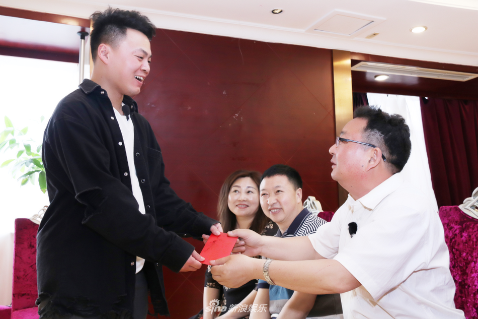组图：马剑越张杰夫妇婚宴照曝光 敬茶父母收红包幸福甜蜜