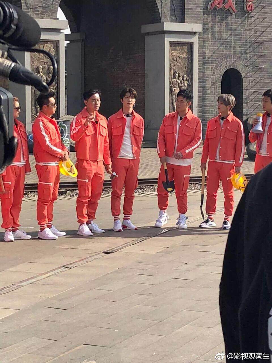 组图:范丞丞跑男路透照曝光 在微博晒名牌称准