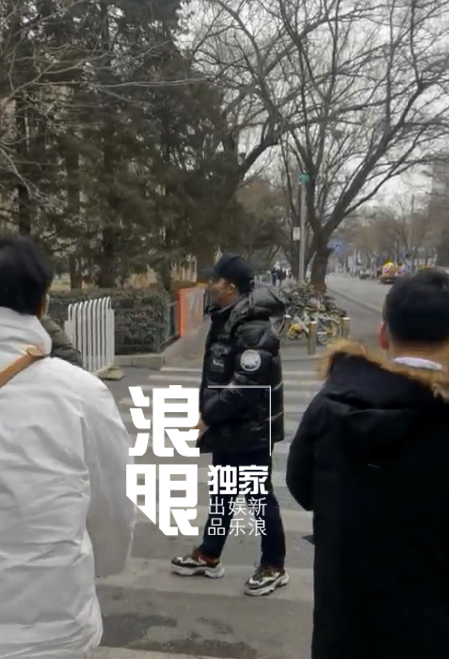 组图：2022央视春晚第一次联排 李宇春王源朱一龙等寒风中现身_14