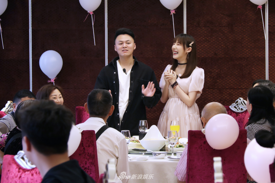 组图：马剑越张杰夫妇婚宴照曝光 敬茶父母收红包幸福甜蜜