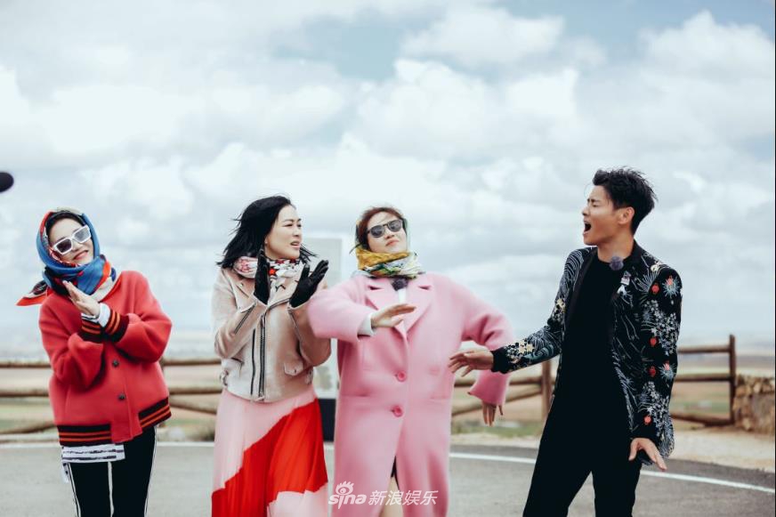 组图：钟丽缇王黎雯陈芊芊同框拍照 摆各种pose镜头感十足