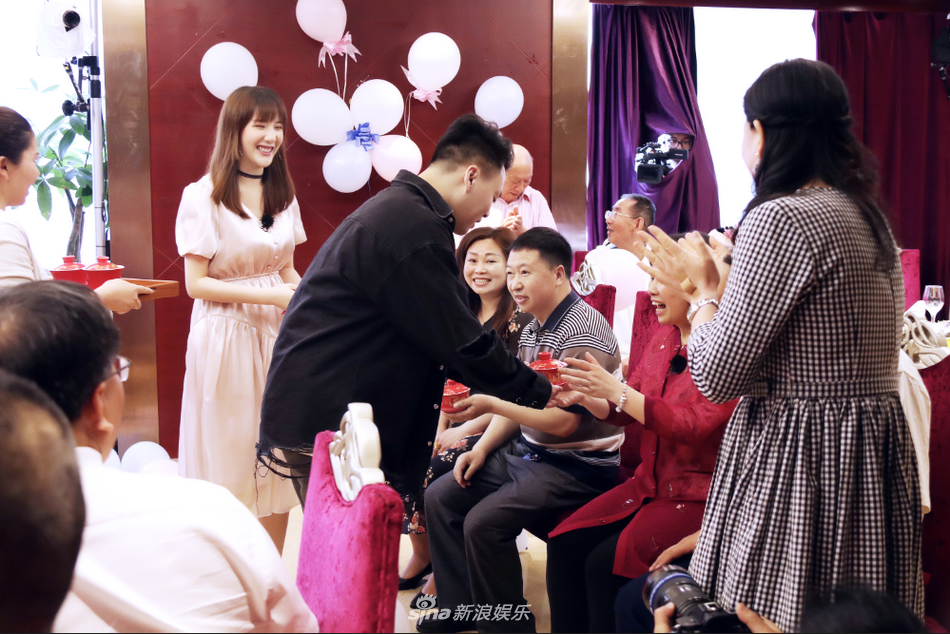 组图：马剑越张杰夫妇婚宴照曝光 敬茶父母收红包幸福甜蜜