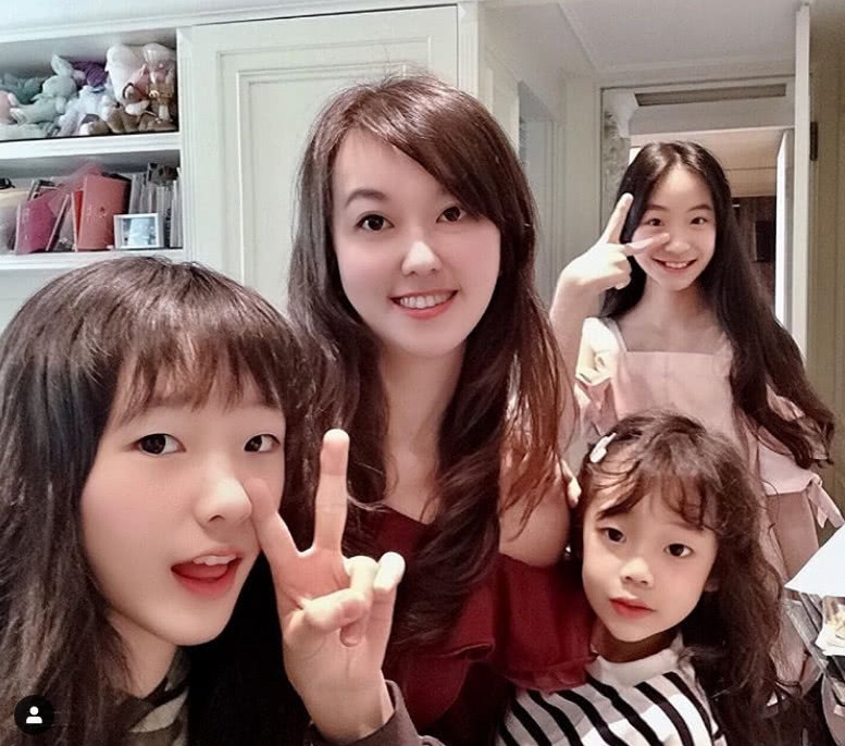 组图：小S三个女儿度假逛名店个个美翻天 7岁许老三长超高