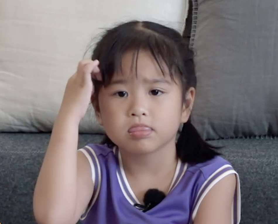 组图:包贝尔女儿包饺子古灵精怪 变行走的表情包惹人爱