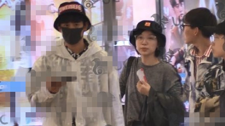 组图:胡先煦新恋情疑似曝光 被拍到和神秘美女在ktv相
