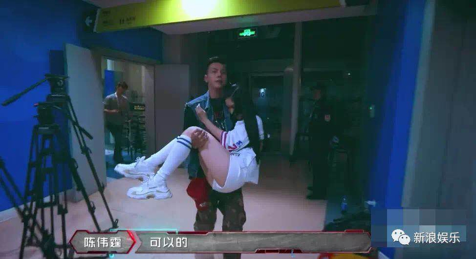 组图:女选手晕倒陈伟霆上演公主抱 超暖超贴心男友力max
