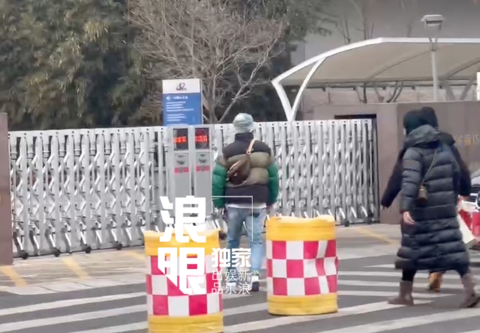 组图：2022央视春晚第一次联排 李宇春王源朱一龙等寒风中现身_41