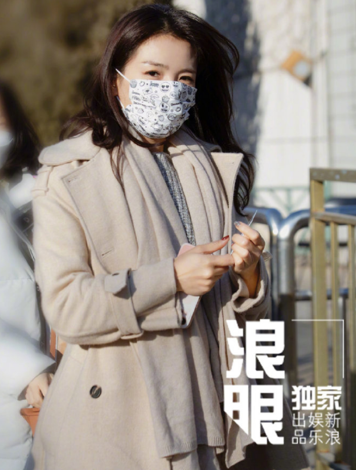 组图:刘涛现身2022央视春晚第四次联排 身穿卡其色大衣温柔随性_2