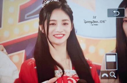 组图:周洁琼冷艳红衣弹琵琶 鞠婧祎优雅白裙拉