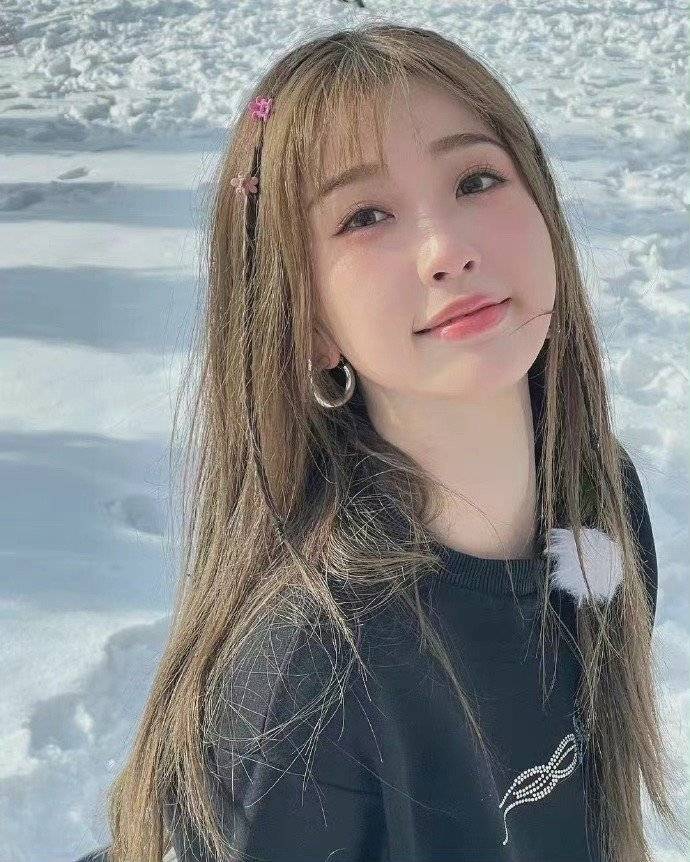 组图：虞书欣晒雪地美照 笑容甜美鬼马可爱_1