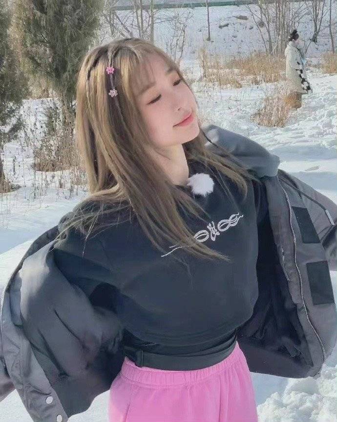 组图：虞书欣晒雪地美照 笑容甜美鬼马可爱_4