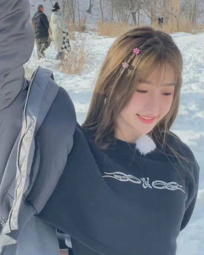组图：虞书欣晒雪地美照 笑容甜美鬼马可爱_5